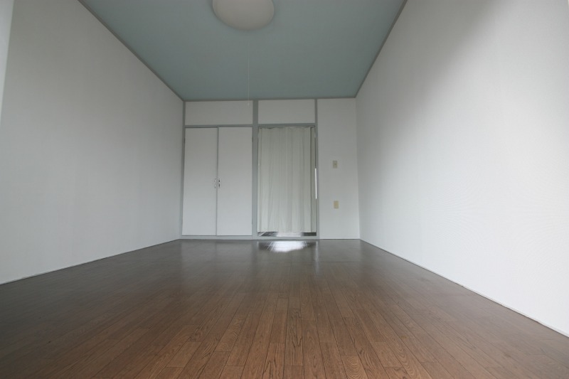 居室・リビング　明るい洋室