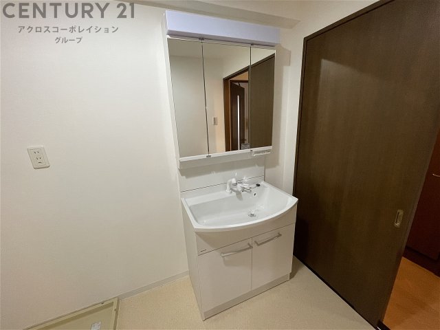 洗面設備　洗面所内に洗濯機置場あり！