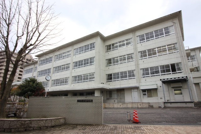 中学校　新潟市立宮浦中学校（中学校）まで385m