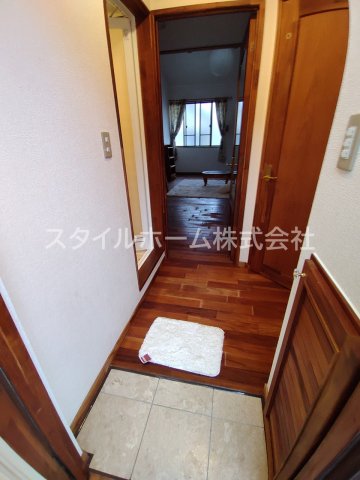 玄関　別部屋写真です。