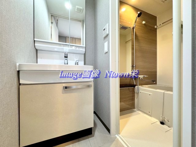 その他　明るい洗面所です