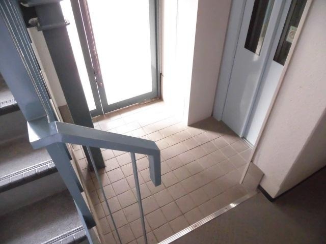 ロビー　エレベーター前スペースに余裕がありますね