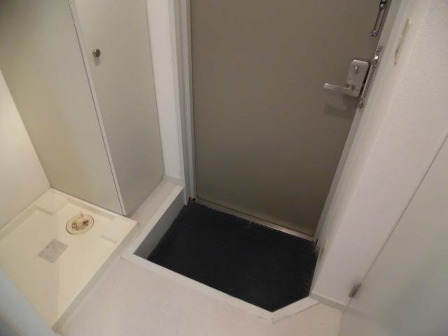 玄関　シンプルな玄関、高さのあるシューズボックス有り