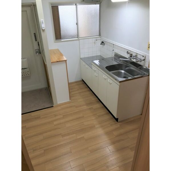 キッチン　同物件、別号室の写真です。