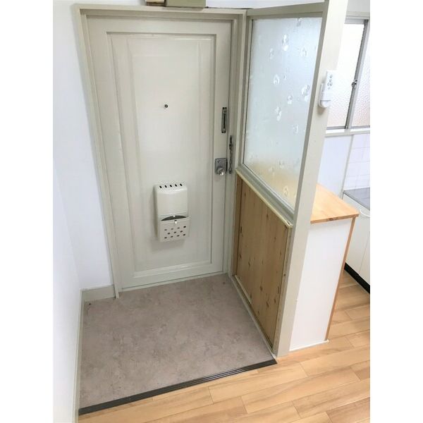 玄関　同物件、別号室の写真です。