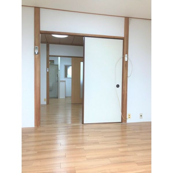 居室・リビング　同物件、別号室の写真です。