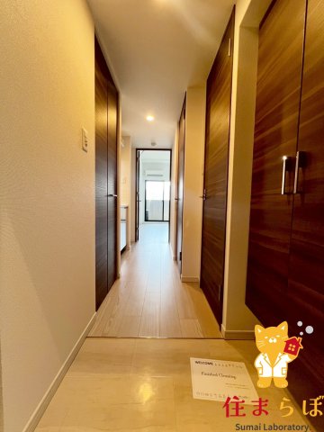 玄関　「気になったら、LINEで気軽に相談できますよ。」