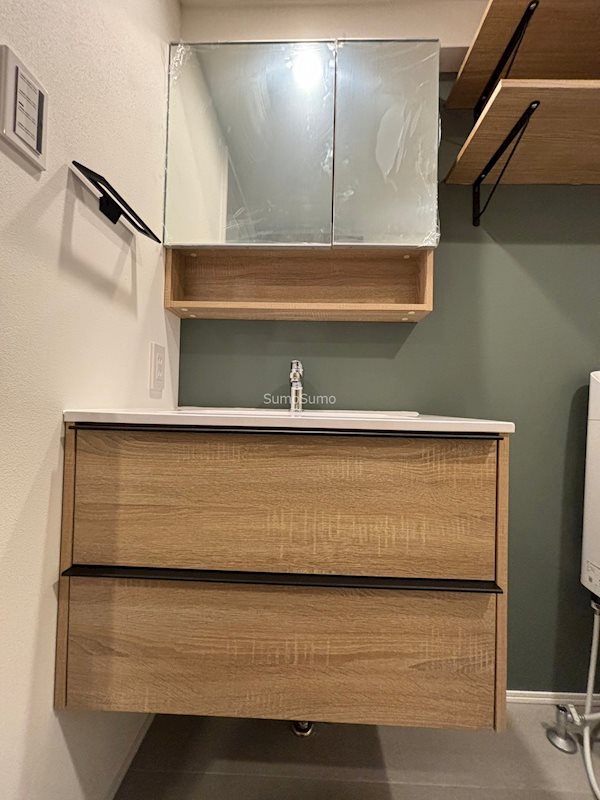 洗面設備　明るい洗面所です