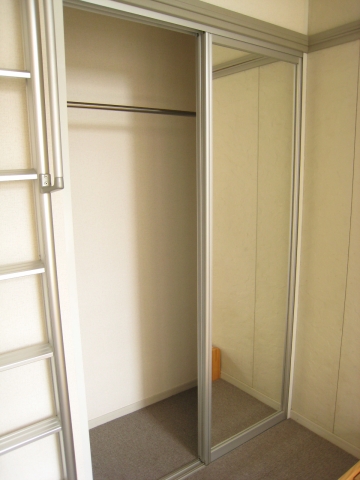 収納　クローゼットもしっかりあります。鏡も付いてて便利。