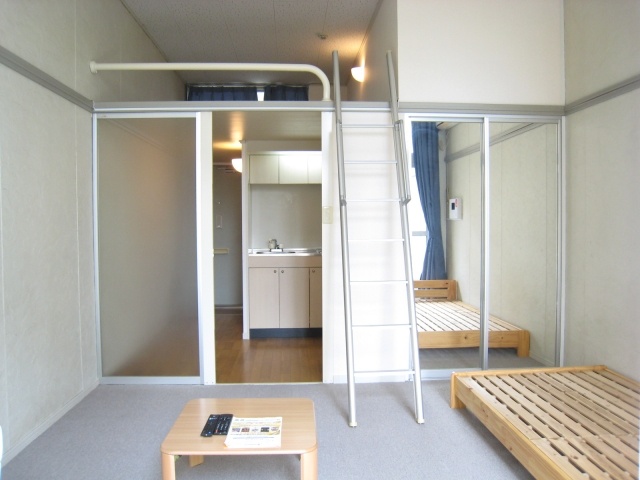 居室・リビング　ロフトのお部屋なので天井高くて開放的です。