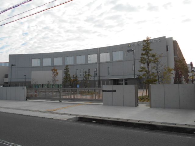 中学校　小牧市立味岡中学校（中学校）まで993m