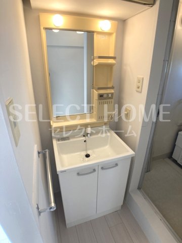 洗面設備　独立洗面台、朝の身支度には欠かせません同型タイプ