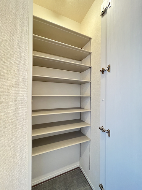 玄関　●たっぷり入るシューズクローク！