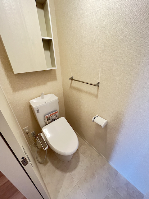 トイレ　●収納あり！温水洗浄便座付き！