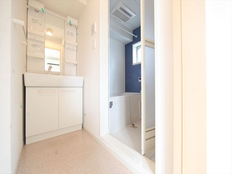 洗面設備　脱衣所　独立洗面台（シャンプードレッサー付）収納スペース有