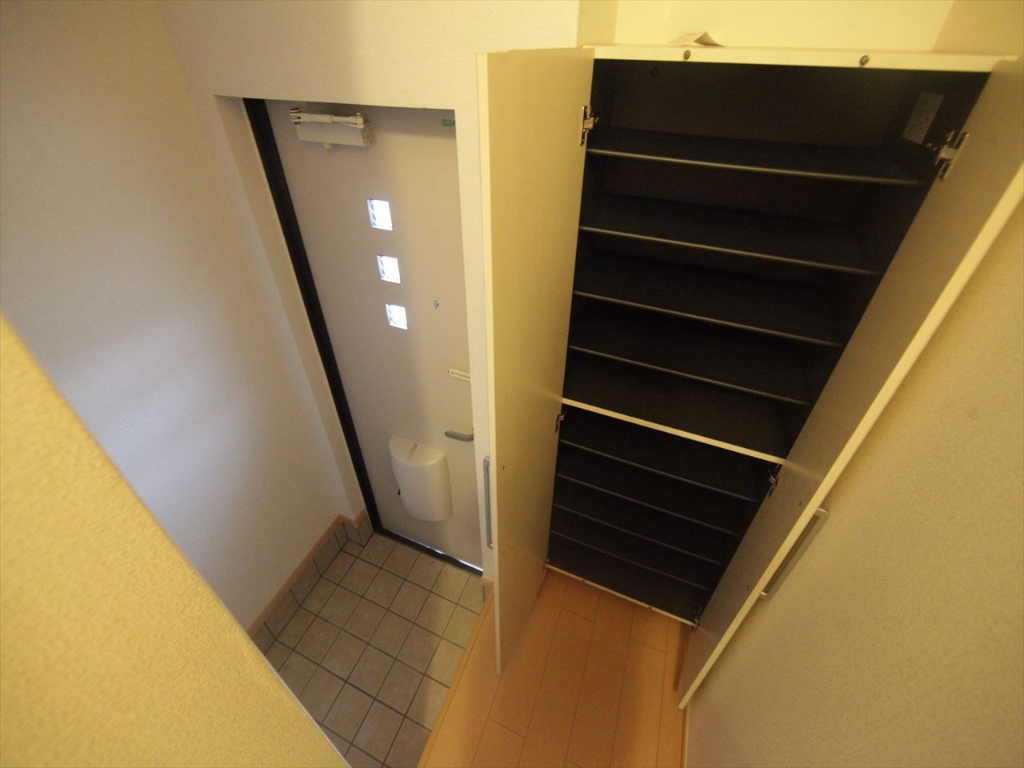 玄関　玄関　シューズボックス　姿見鏡付き（収納充実してます）