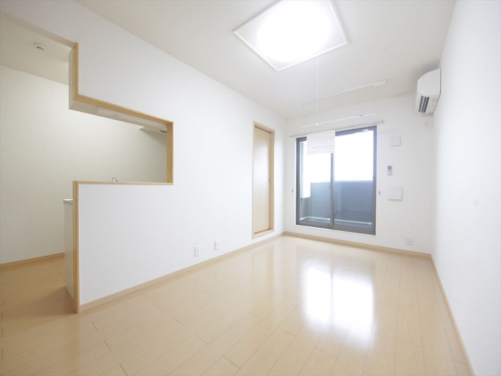 バルコニー　ＬＤＫ12.2帖　カウンターキッチン　エアコン付　バルコニー