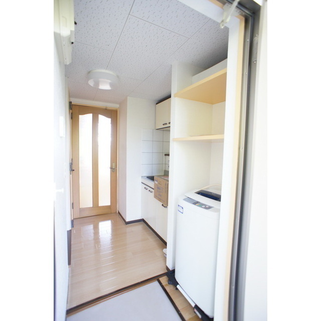 玄関　玄関から続くキッチンスペース