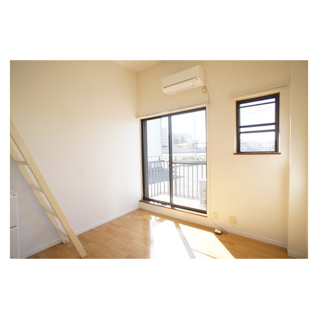 居室・リビング　明るい日差しの室内