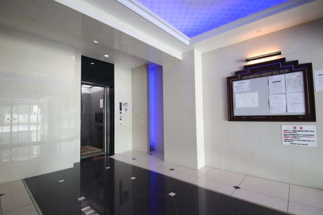 洗面設備　独立洗面台、小物を置くことができて便利です