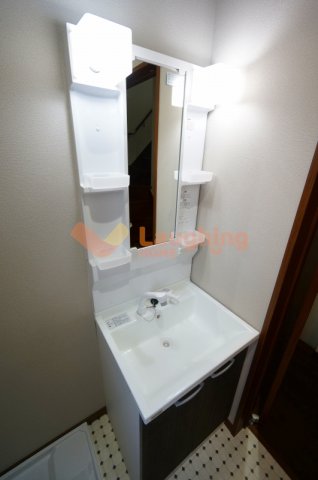 洗面設備　明るい洗面所です