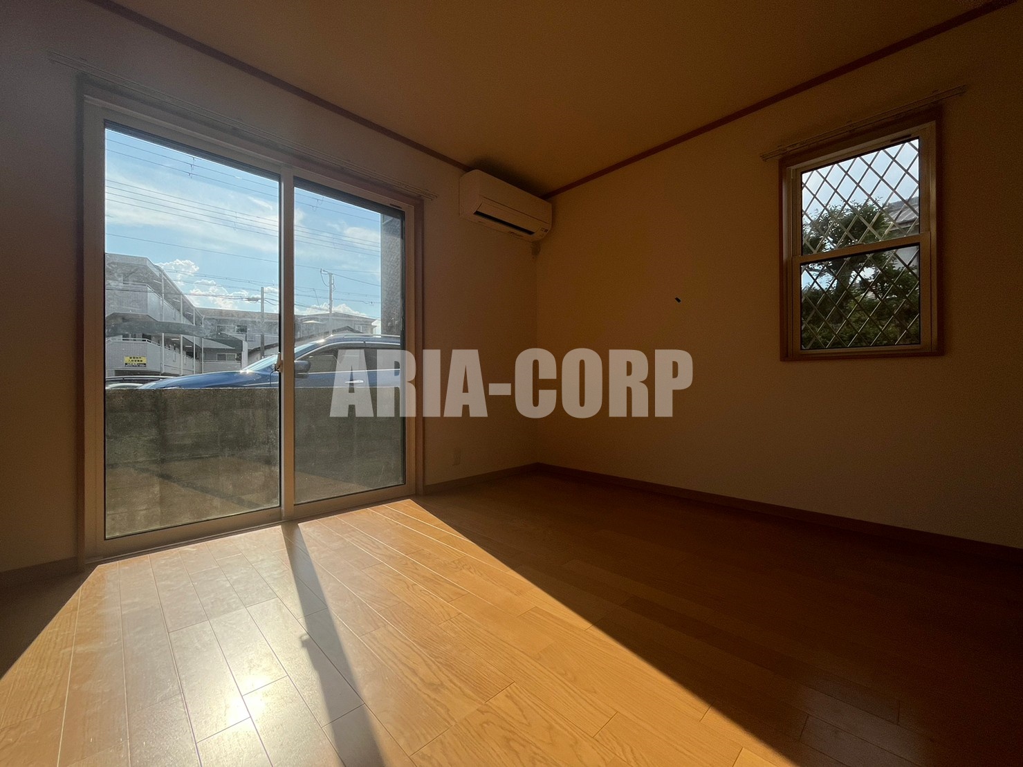 居室・リビング　窓が多く明るいリビングスペース♪