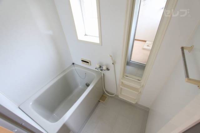 バス・シャワールーム　窓も姿見も付いているバスルーム。