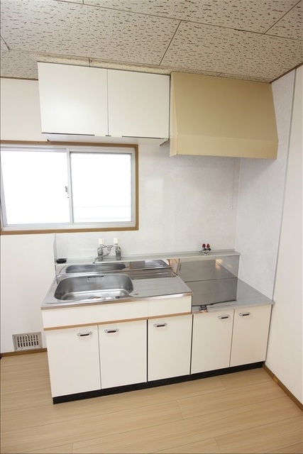 キッチン　窓があり明るいキッチンです☆