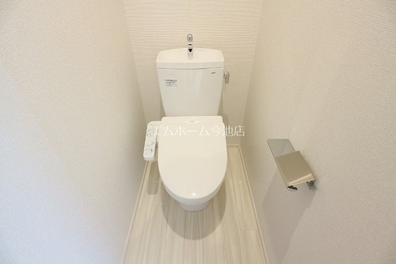 トイレ　温水洗浄便座付トイレ　同仕様写真