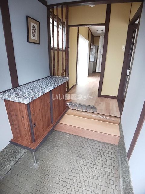 屋島西町貸戸建の玄関写真
