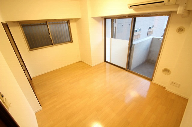 居室・リビング　同物件別号室のものです。