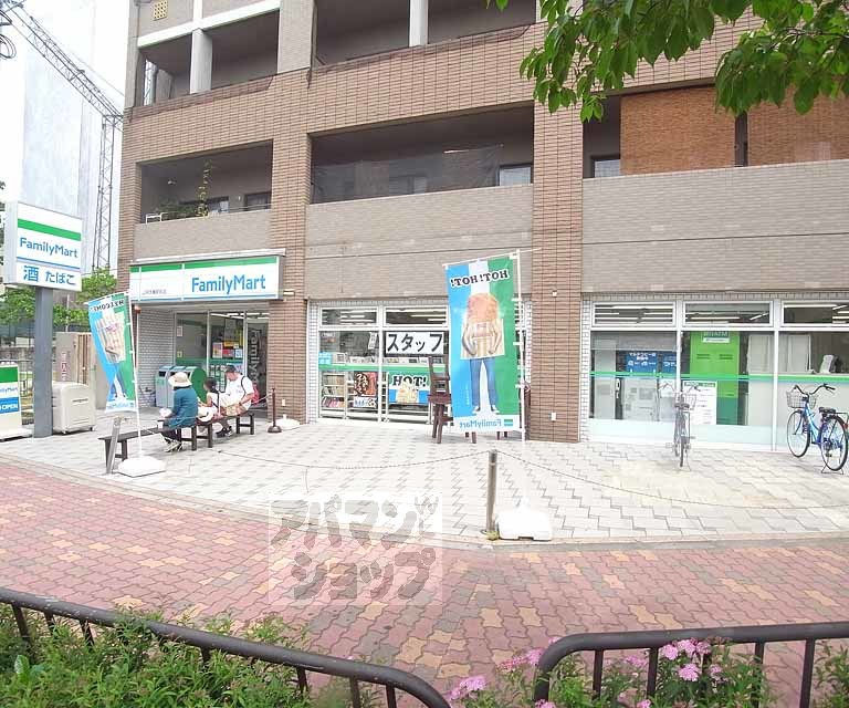 コンビニ　ファミリーマートＪＲ太秦駅前店（コンビニ）まで450m