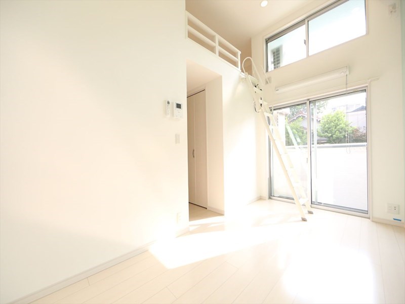 居室・リビング　洋室8.9帖　ロフト5.2帖（収納にも寝室にも使えます）