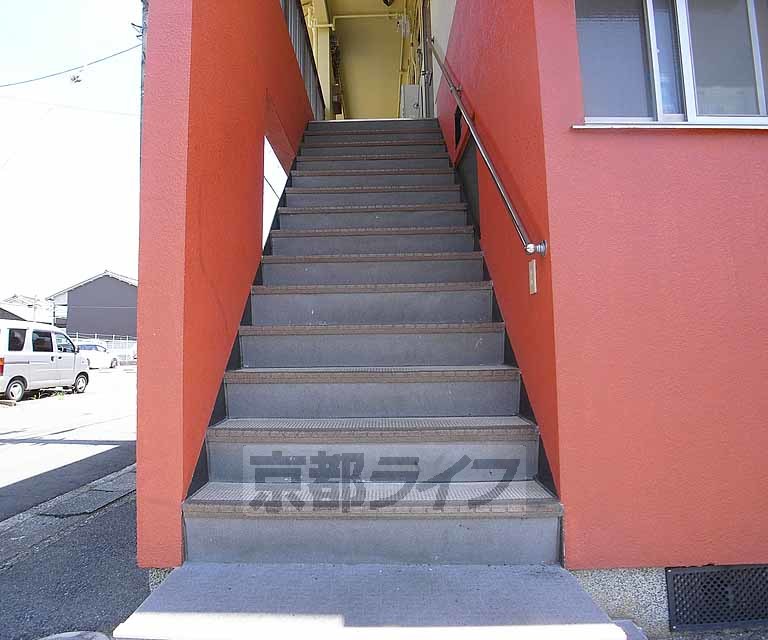 エントランス　２階へあがる階段です