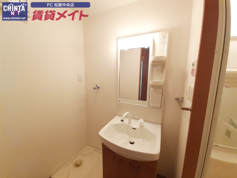 洗面設備　同建物別部屋反転写真です