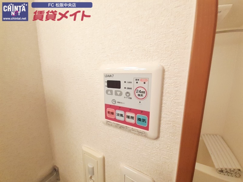 玄関　同建物別部屋反転写真です