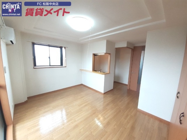 居室・リビング　同建物別部屋反転写真です