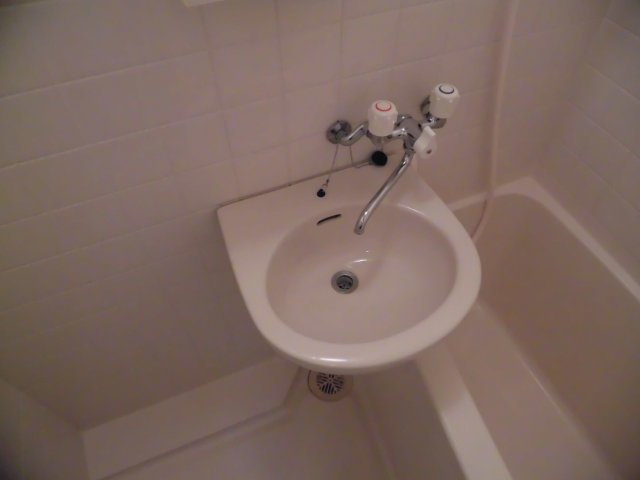 洗面設備　浴室内に洗面台付き！