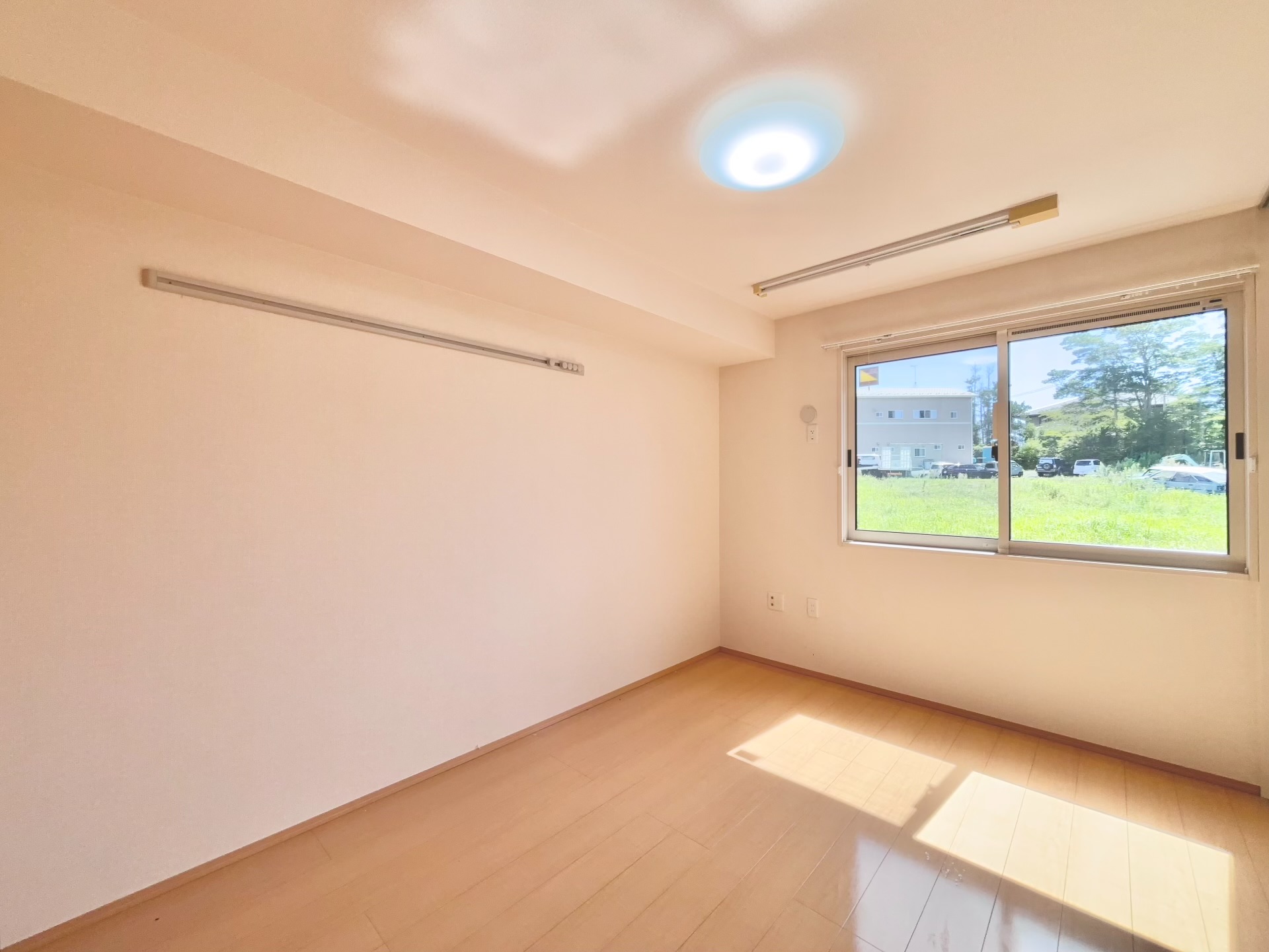 その他部屋・スペース　洋室部分・日当たり良好です♪