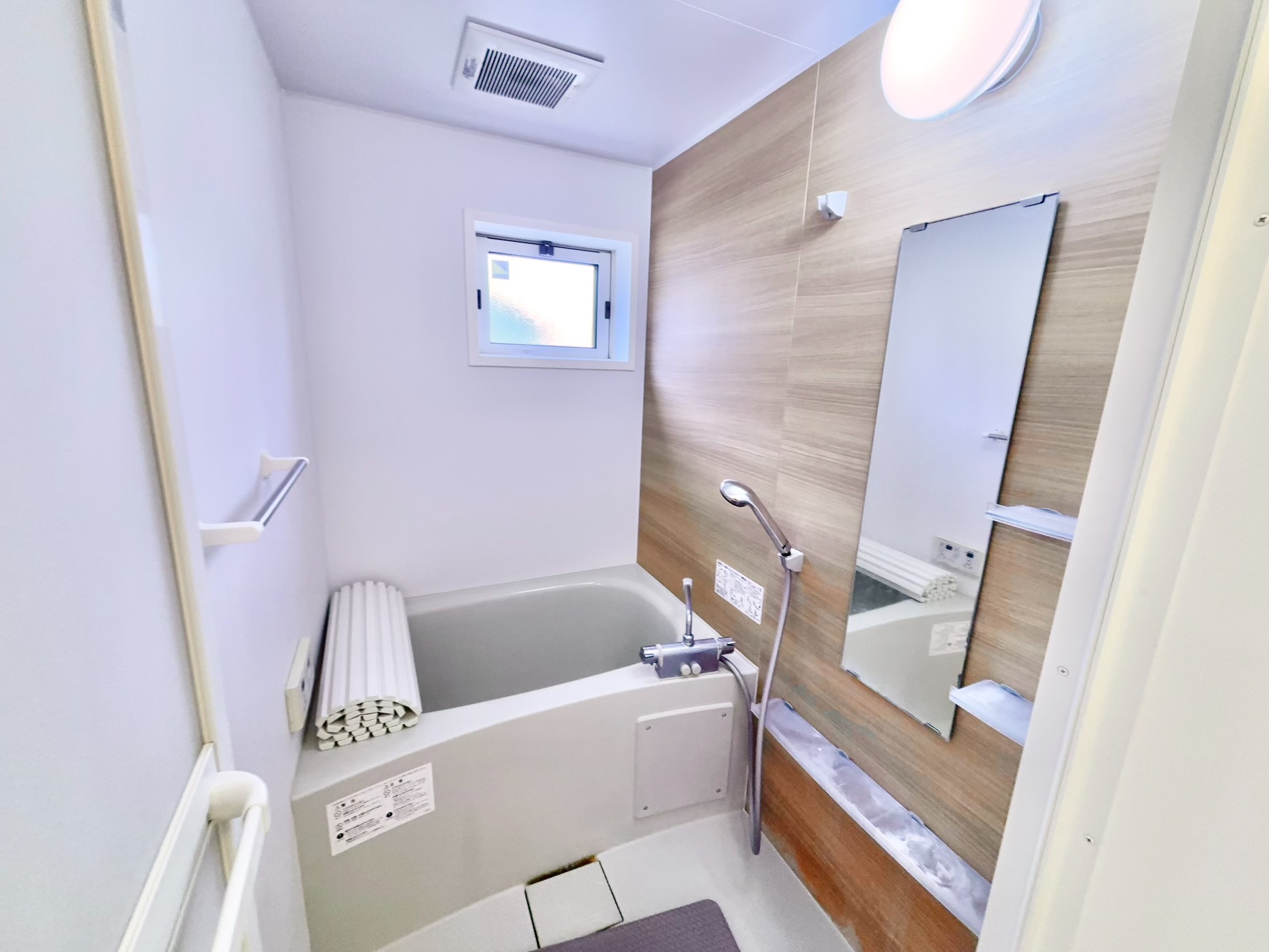 バス・シャワールーム　お風呂部分・追炊き機能＆窓付きです♪