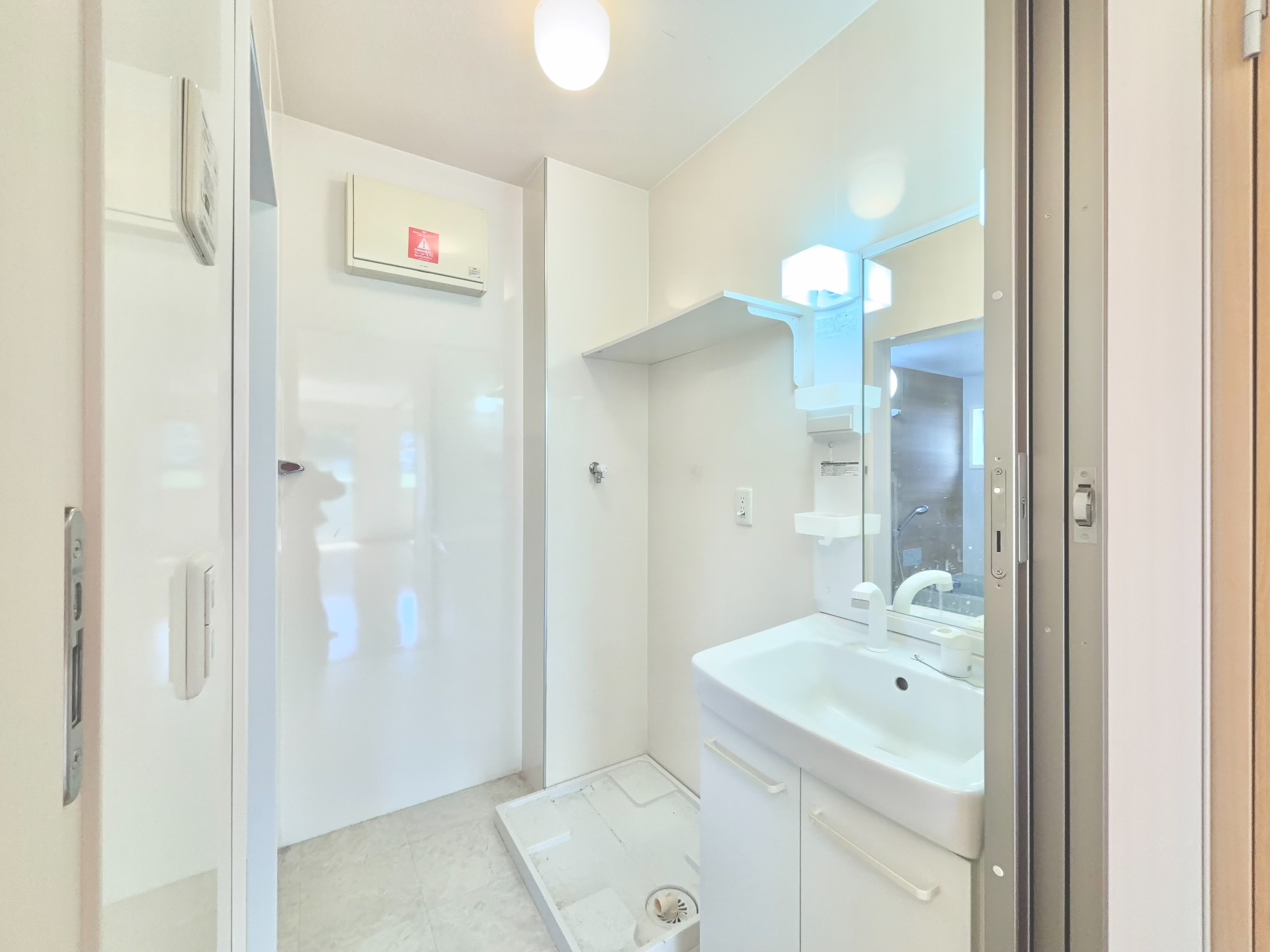 洗面設備　シャワー付き洗面化粧台