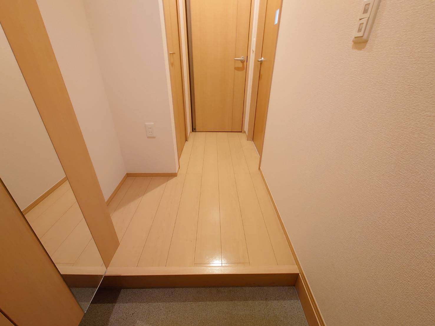 玄関　玄関部分・シューズボックス付きの、明るい玄関です♪