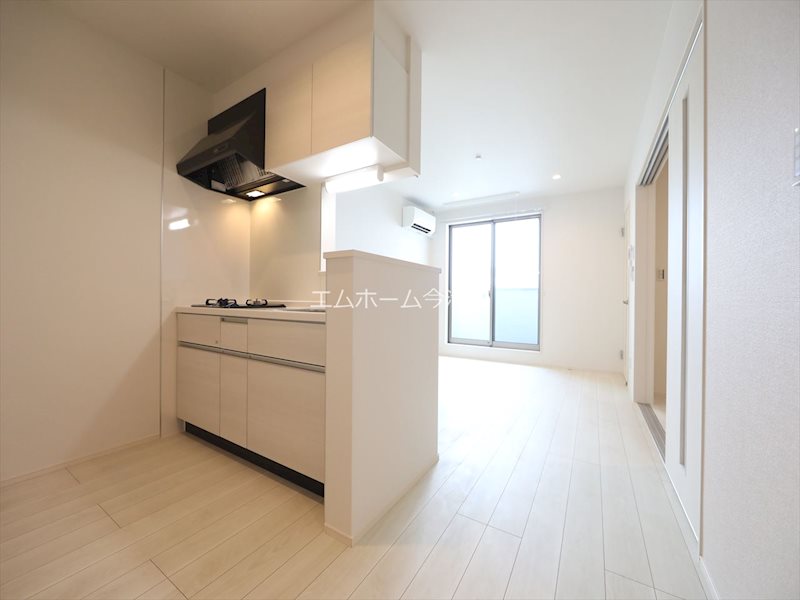 バルコニー　LDK12.0帖　エアコン付　バルコニーに面しています　同仕