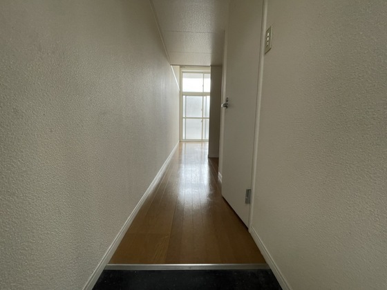 玄関　※別号室の写真です。