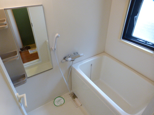 バス・シャワールーム　窓付　給湯式バスルーム