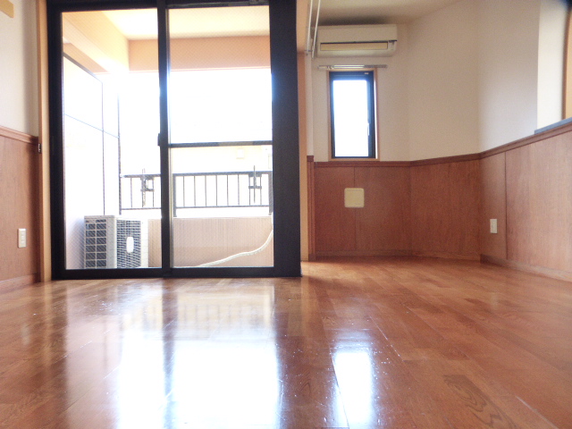 居室・リビング　明るい洋室8帖