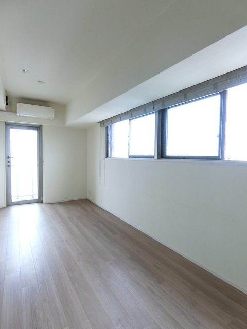 居室・リビング　☆約１０．２帖のＬＤＫ☆※前回募集時の写真です。※前回募