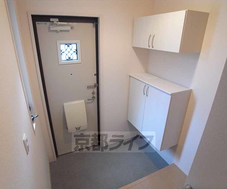 玄関　採光の窓付きのシューズＢＯＸつき