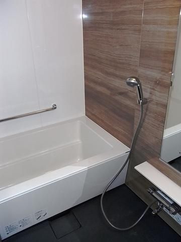 バス・シャワールーム　ゆったりとしたバスルーム（高温差湯式セミオートバス）