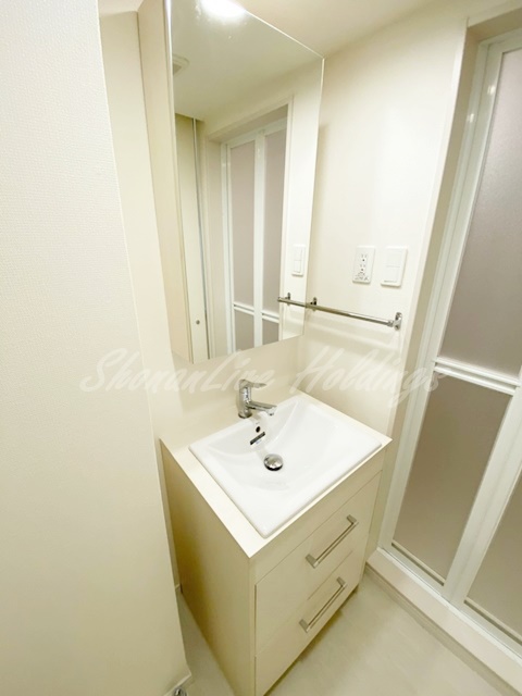 洗面設備　明るい洗面所です